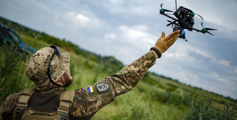 Боец ВСУ с FPV-дроном на войне в Украине
