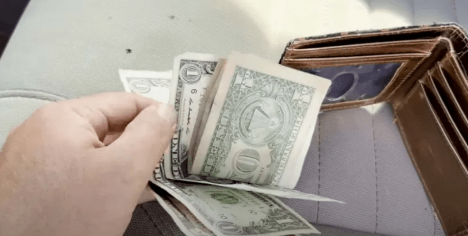 Гаманець з грошима знайшов у старому авто житель США, знахідки, загублені речі, готівка в машині, фото, курйози