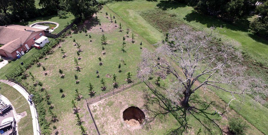 Воронка в земле / Фото: LSFL / Vida Press