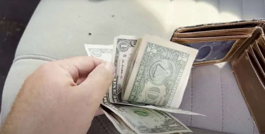 Гаманець з грошима знайшов у старому авто житель США, знахідки, загублені речі, готівка в машині, фото, курйози