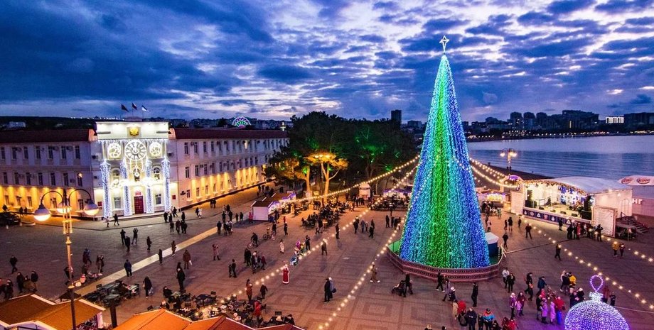 Ялинка, п'яна росіянка, відео, курйози, Росія, Новий рік, дивні випадки