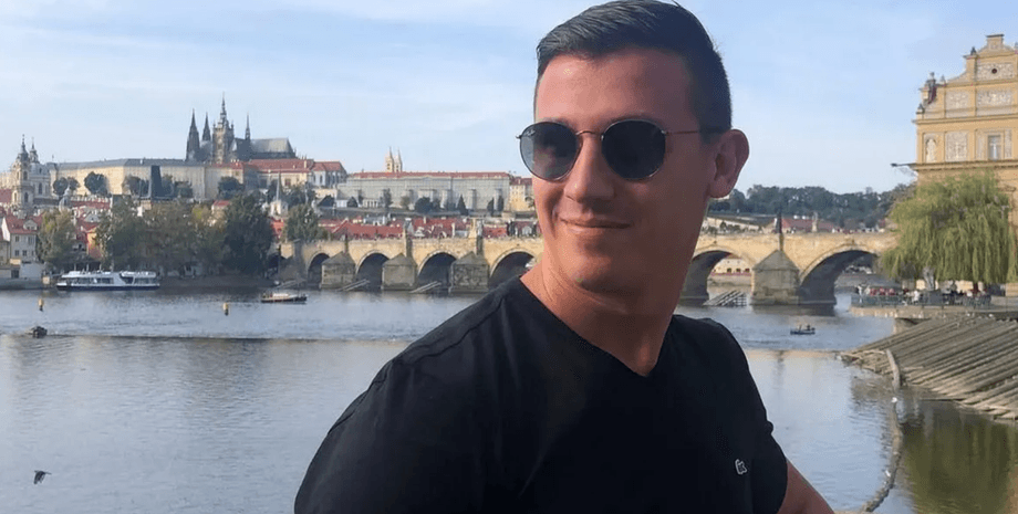 Мужчина за минуту съел более килограмма меда