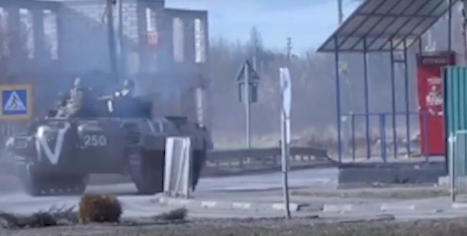 Ukrajinští bojovníci, kteří měli odpalovače granátů v arzenálu, kulometu s velký...