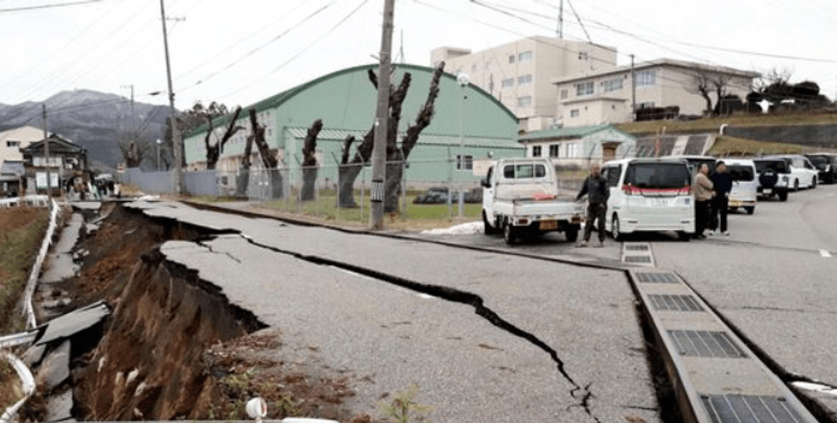 поврежденнная дорога, автомобили, мужчины