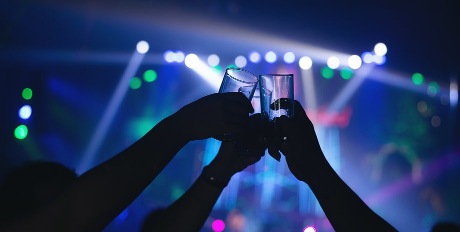 Ночной клуб, вечеринка, комендантский час