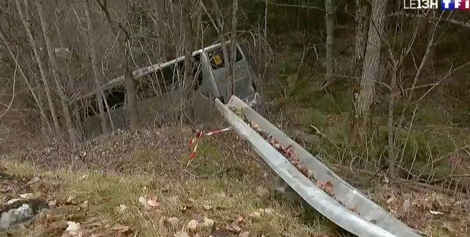 Школьный автобус в овраге