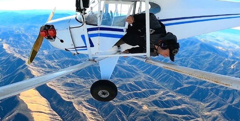 Літак, блогер, парашутист, небо, стрибок з парашутом, аварія літака, авіакатастрофа, падіння