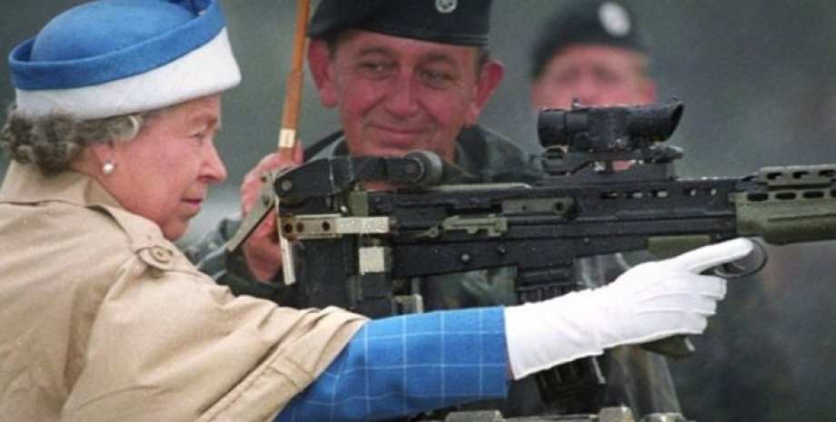 Королева Елизавета ІІ под присмотром военного инструктора стреляет с SA 80 / Фото: BBC