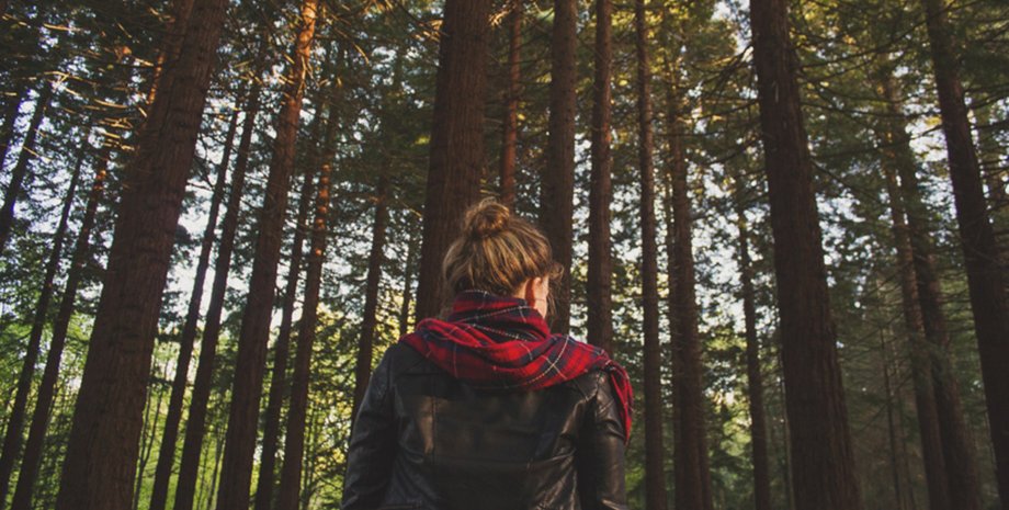 Женщина в лесу, женщина заблудилась в лесу, потерялась в Тайге, женщина оказалась в смертельной опасности, одна в лесу,