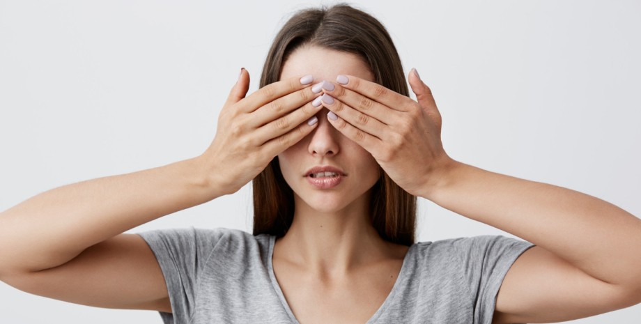 Девушка закрывает лицо руками Девушка закрывает лицо руками