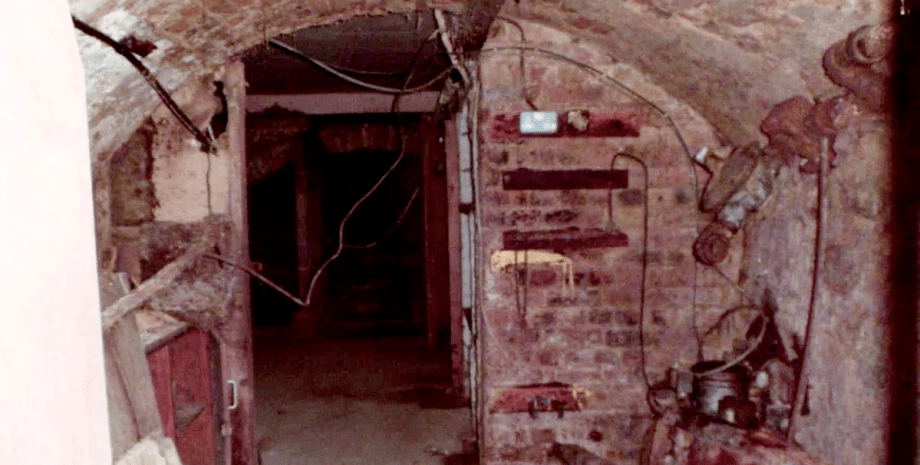 Секретні тунелі, проходи під містом, таємні тунелі, приховує безліч таємниць, бачили привидів, діра в дорозі, тунелі Глостера
