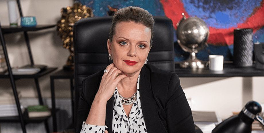 Ирма Витовская сидит в кресле