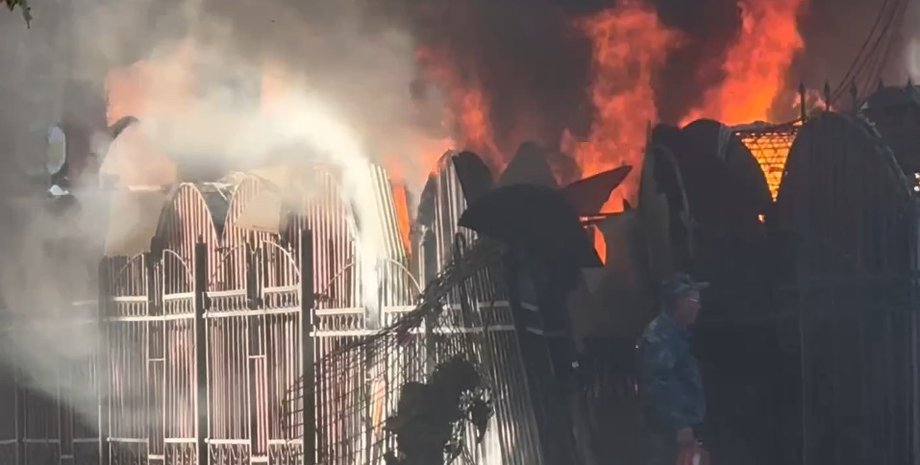 На місці інциденту спалахнула пожежа