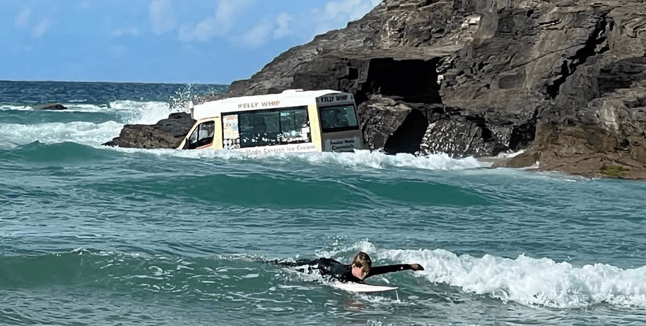 Фургон с мороженным в море, грузовик, машина в воде, автомобиль смыло в море, отлив, прилив, авто в скалах,