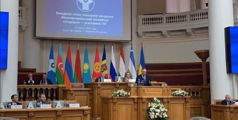 Беглов выступает на фоне флага Украины