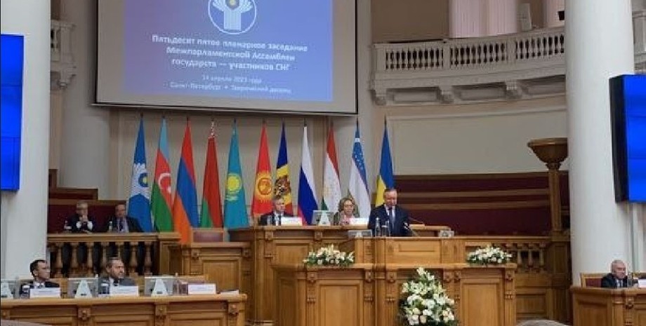 губернатор Санкт-Петербурга Беглов выступает на фоне флага Украины