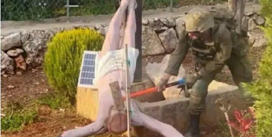 У Лівані військовий Ізраїлю розбив статую Ісуса Христа