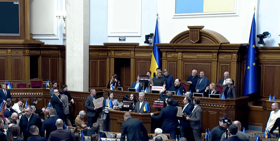За відставку Галущенка та Гринчук в Раді не проголосували через блокування трибуни Голосування за відставку Галущенка та Гринчук перервано