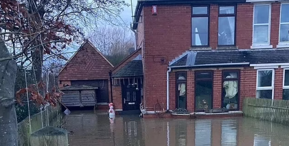 Продаж нерухомості, купівля житла, проклятий будинок, повені й підтоплення, Велика Британія, курйози, фото