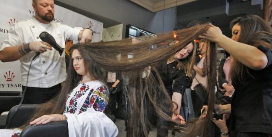 В Украине определили девушку с самыми длинными волосами / Фото: УНИАН