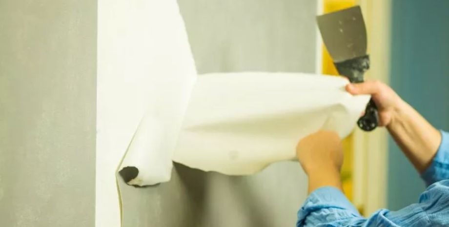 Мужчина начал ремонт в историческом доме, что его ждало под старыми обоями, сюрприз