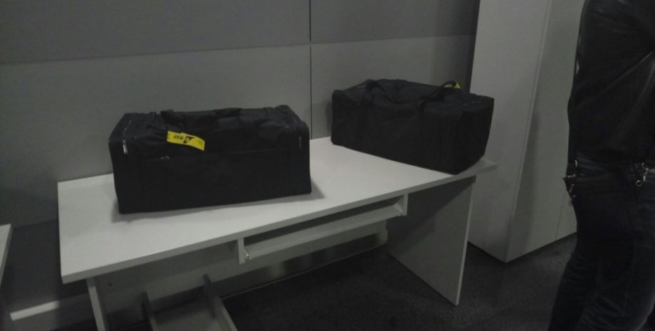 Восемь соколов злоумышленники упаковали в две сумки / Фото: ГПСУ