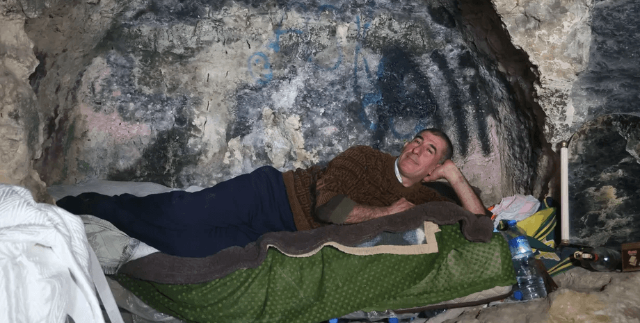 Чоловік живе в печері, будинок у печері, боїться землетрусів, відмовився від житла, життя в печері, стихійне лихо
