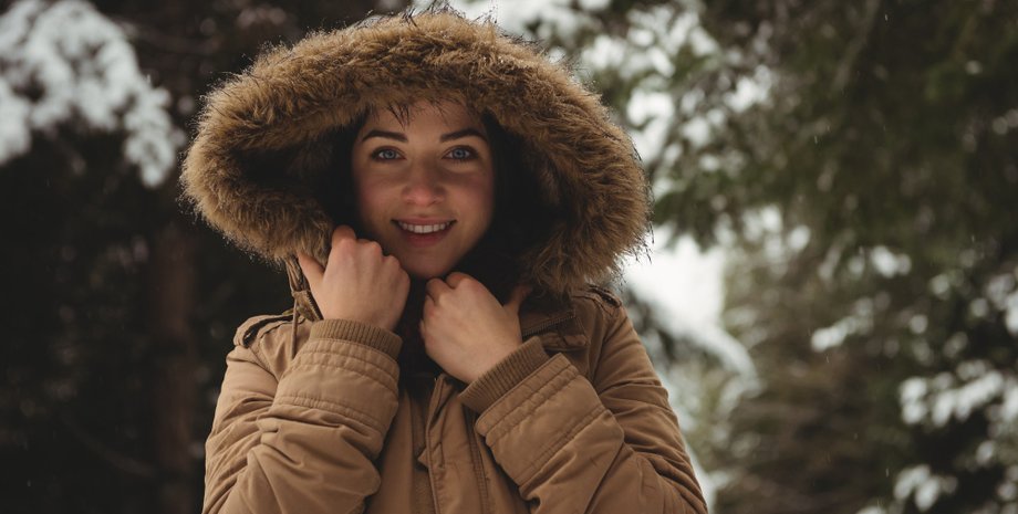 Лайфхак із зимовою курткою: жінка показала, як правильно тримати вуха в теплі