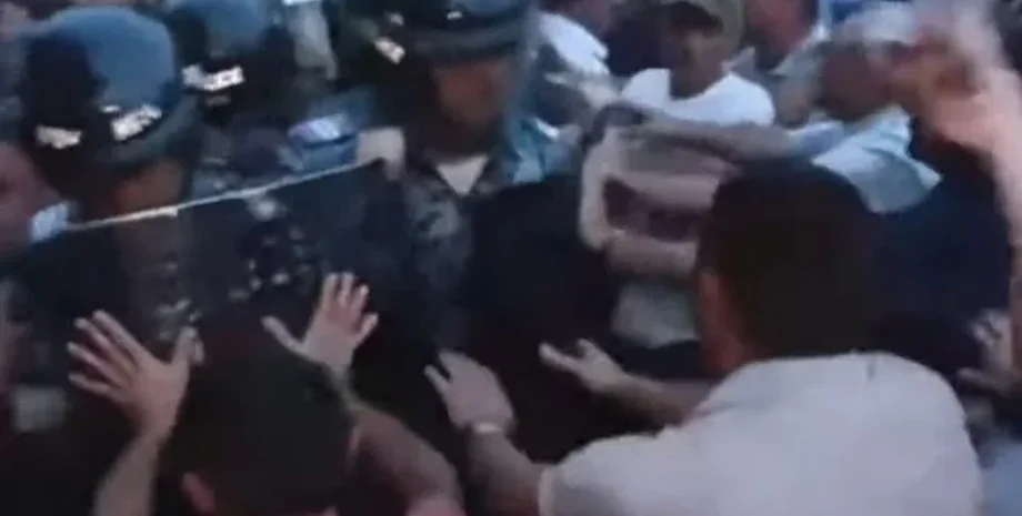 Ереван, митинги, Армения, стычки с полицией