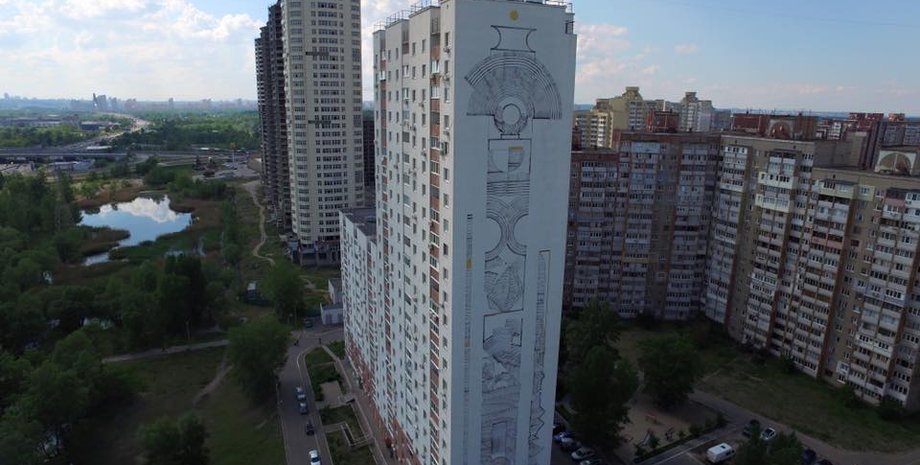 На Троещине стену жилого дома украсил огромный мурал / Фото: Facebook