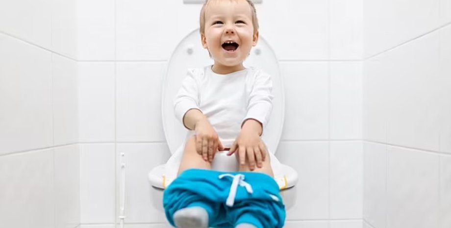 Ребенок на унитазе