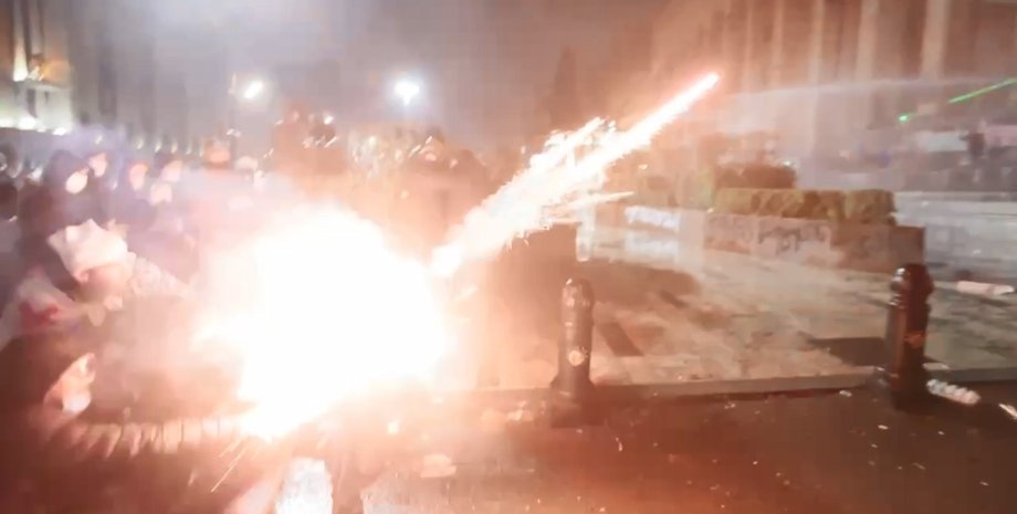 Протести в Грузії, Грузія заворушення, Грузія ЄС, Грузія вибори, Грузія протестувальники, Грузія парламент, Грузія силовий розгін, Грузія поліція, Грузія вплив РФ