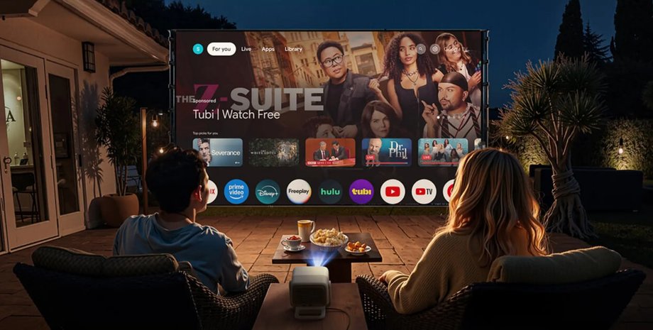 Пара дивиться фільм на проекторі JMGO N1S 4K