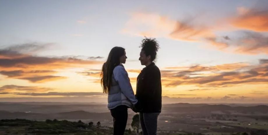 Пара зробила романтичне фото на вершині вулкана, але не врахувала один важливий нюанс