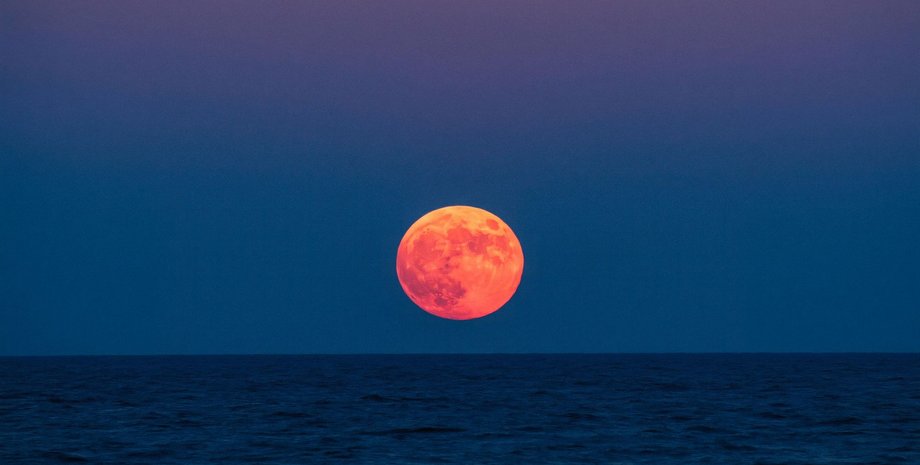 Полуничний місяць зійде над Україною
