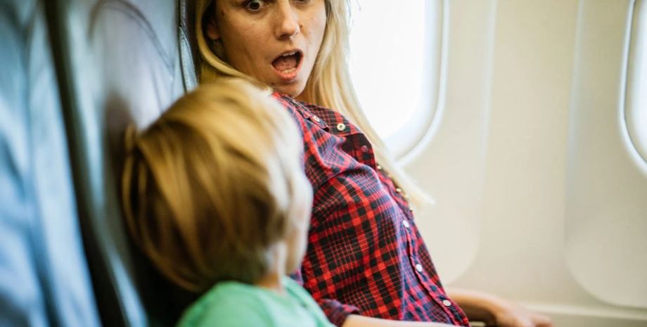 Отец в самолете сделал вид, что не знает свою жену и детей, курьезное видео залетело в тренды, интересные истории