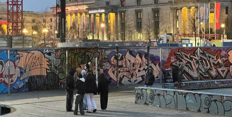 Поліція приїжджає щодня: українські підлітки п'ють алкоголь у центрі Варшави та "провокують" місцевих