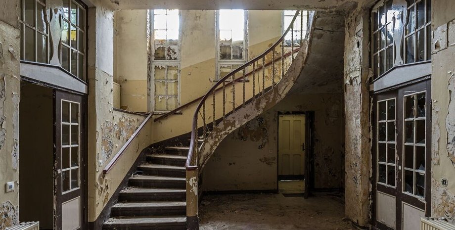 заброшенное здание банка