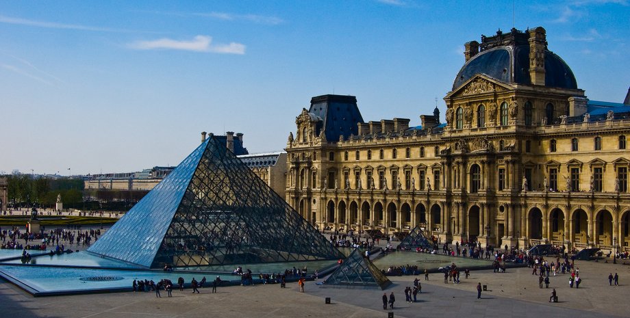 Лувр у Парижі