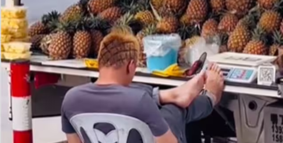 Интересные прически для мужчин, видео, внешность, маркетинговый ход, продажа ананасов, курьезы, приколы, Индия