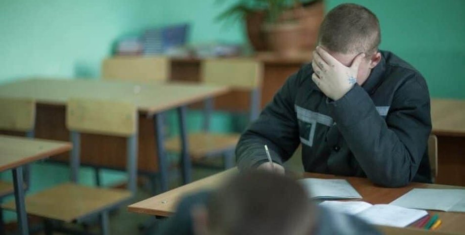 підліток у колонії