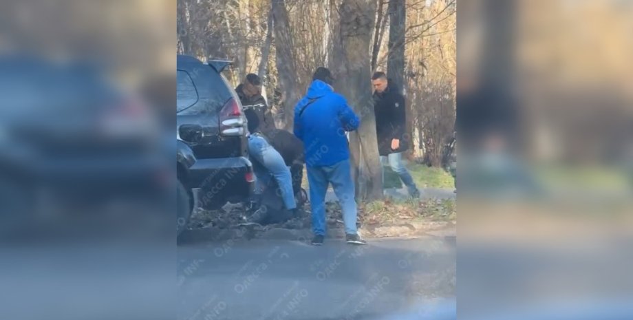 Odessa residents saw a group of citizens with weapons and in cars without distin...