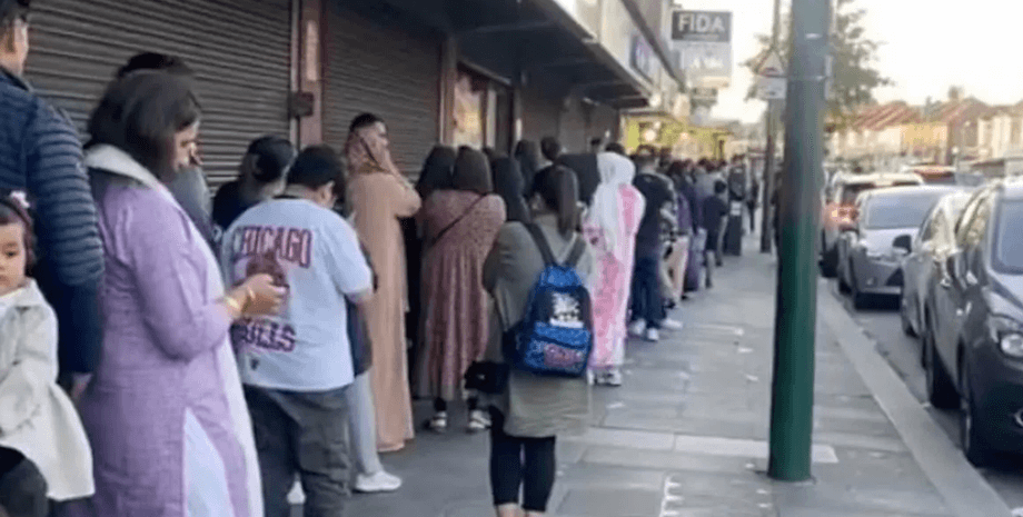 Очередь в магазин, очередь за мороженным, маленький магазинчик, магазин мороженого, морожено со вкусом манго