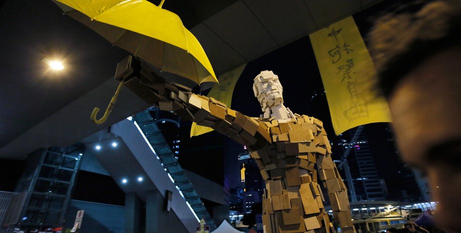 Революционное искусство породило гиганта, дерзко заглядывающего в окна правительственных зданий