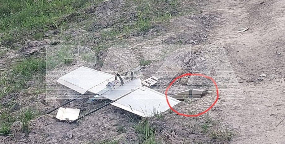 UAVS lasciò cadere munizioni su un campo nel villaggio di Strativ, situato a 4 c...
