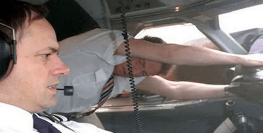 Пілота висмоктало з кабіни Пілота висмоктало з кабіни, пам'ятна авіакатастрофа, бортпровідник спав пілота, лопнуло скло, рейс BA5390, серіал про авіакатастрофу