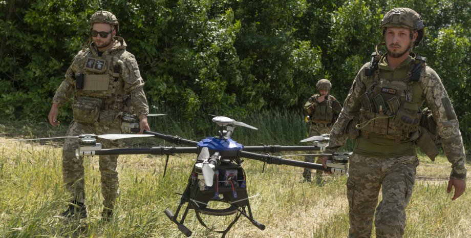 Těžké hexoptery ozbrojených sil jsou upuštěny na okupanty až 20 kilogramů výbušn...