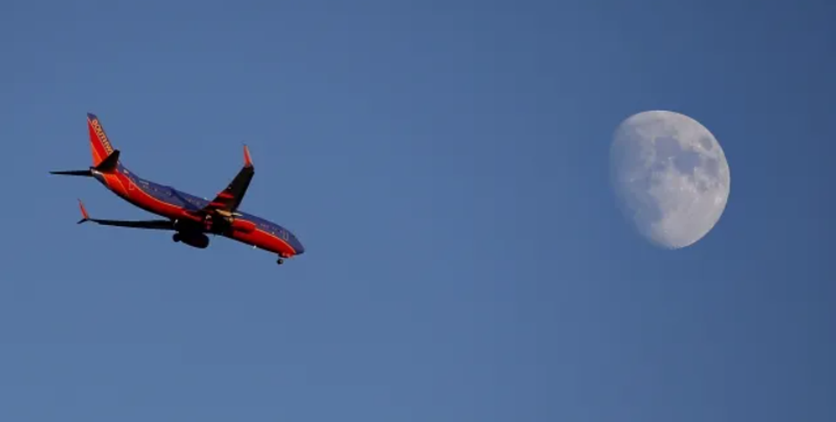 Самолет пролетел очень низко над жилым массивом, Boeing 737, авиалайнер, Southwest Airlines, США, ошибка пилота