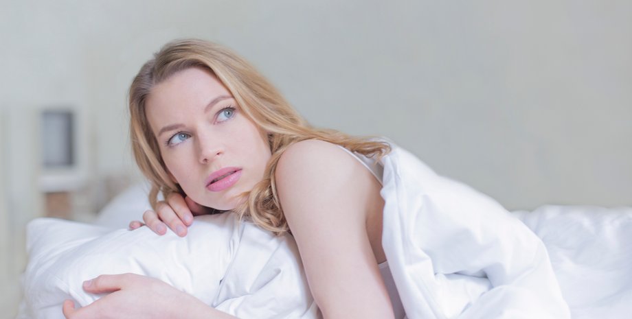 Женщина проснулась от странного прикосновения и заметила под одеялом незнакомую кошку