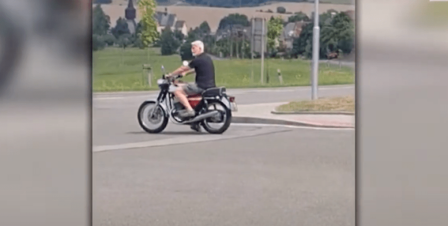 Петер Павел на мотоцикле Петер Павел президент Чехии, мотоцикл, шлем